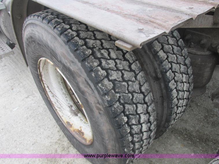 image for item E7111 2006 Sterling LT9500 semi truck