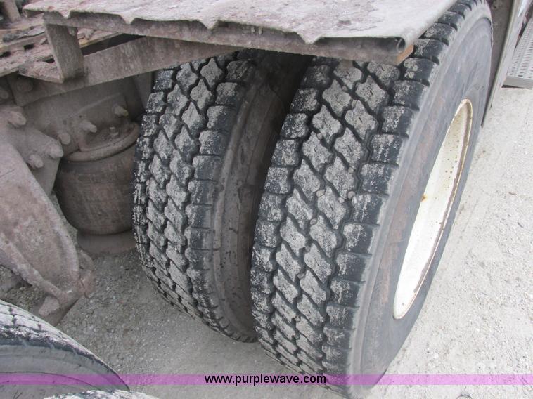 image for item E7111 2006 Sterling LT9500 semi truck