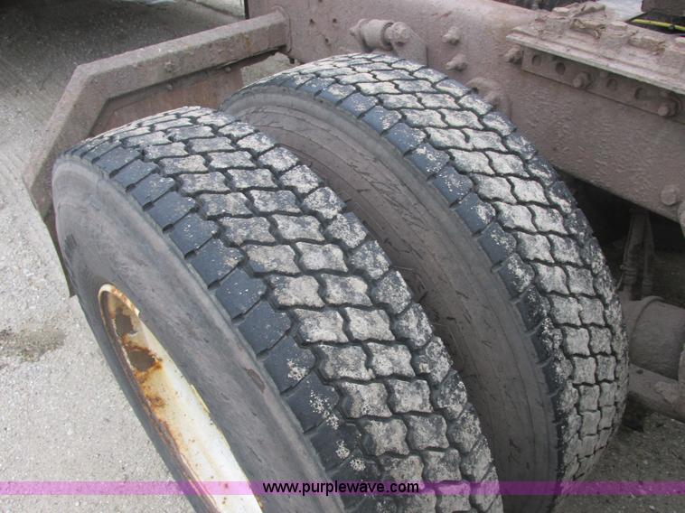 image for item E7111 2006 Sterling LT9500 semi truck