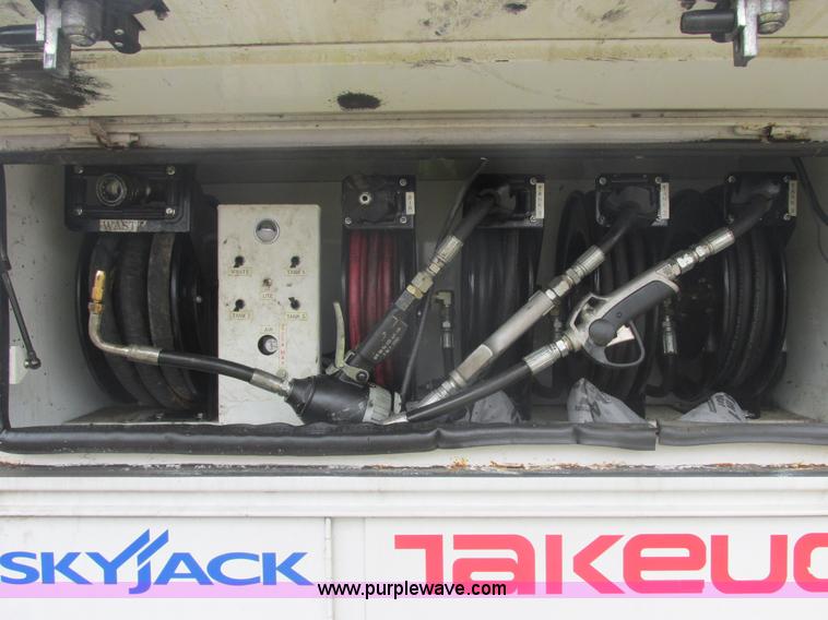 image for item E7115 2006 Chevrolet C5500 service truck