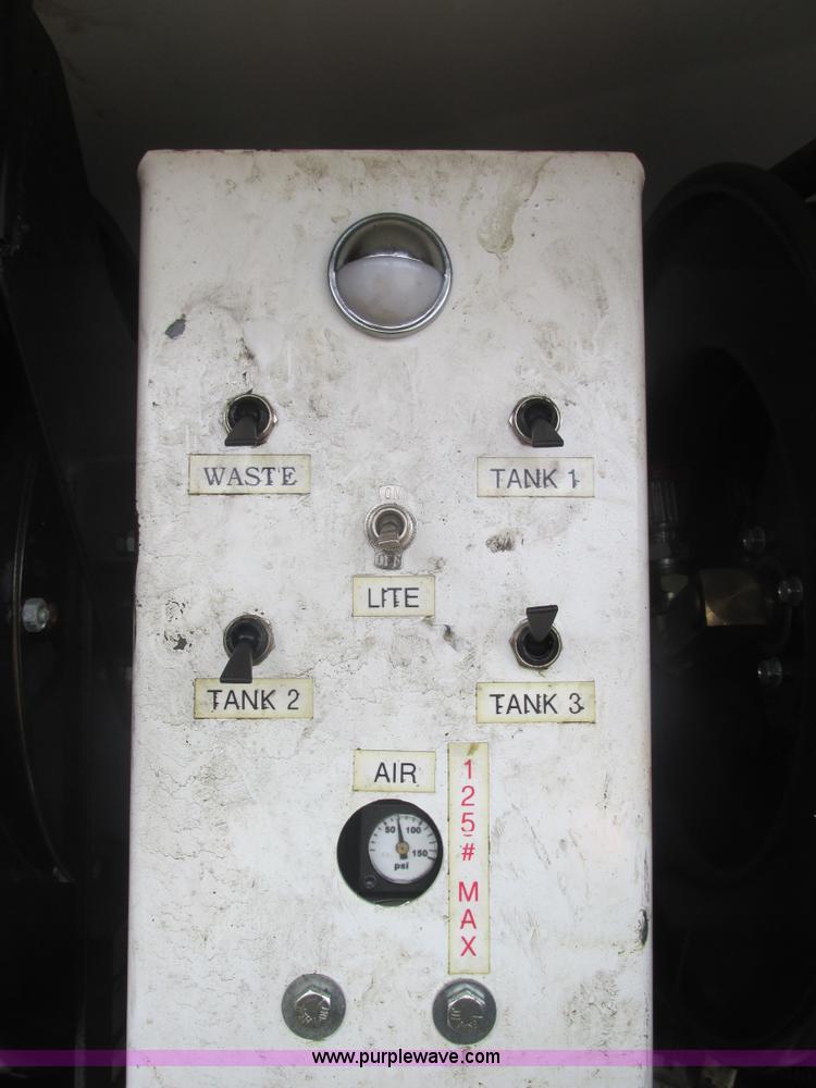 image for item E7115 2006 Chevrolet C5500 service truck