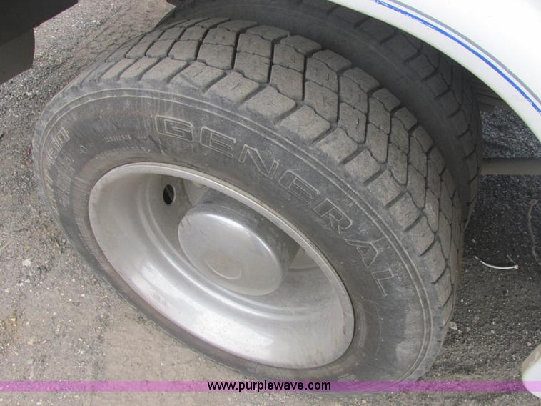 image for item E7115 2006 Chevrolet C5500 service truck