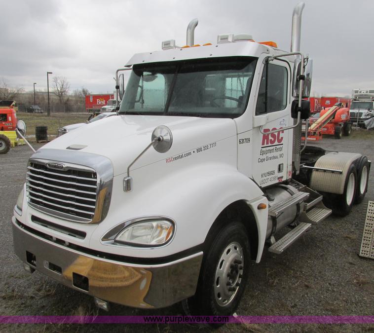 image for item F4390 2006 Freightliner Columbia semi truck