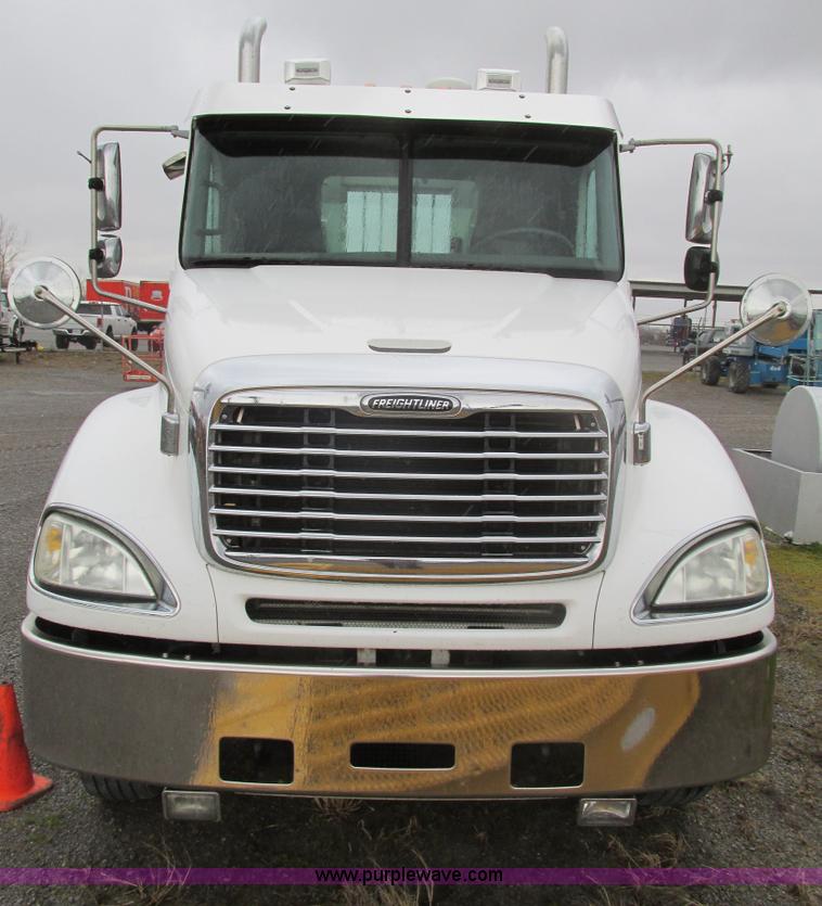 image for item F4390 2006 Freightliner Columbia semi truck