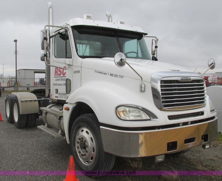 image for item F4390 2006 Freightliner Columbia semi truck