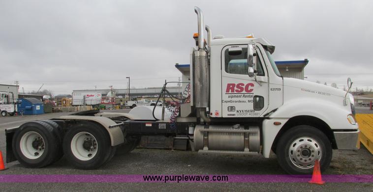 image for item F4390 2006 Freightliner Columbia semi truck