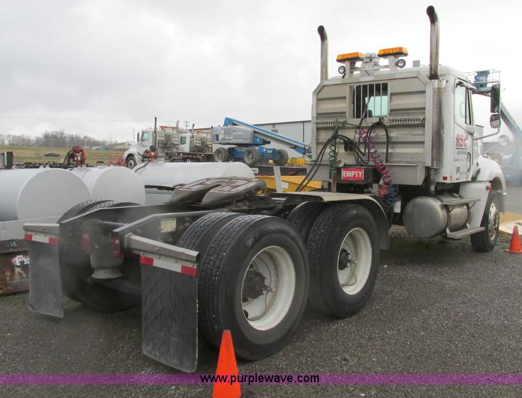 image for item F4390 2006 Freightliner Columbia semi truck