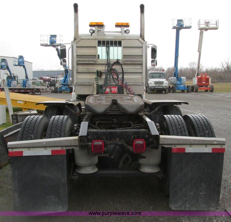 image for item F4390 2006 Freightliner Columbia semi truck