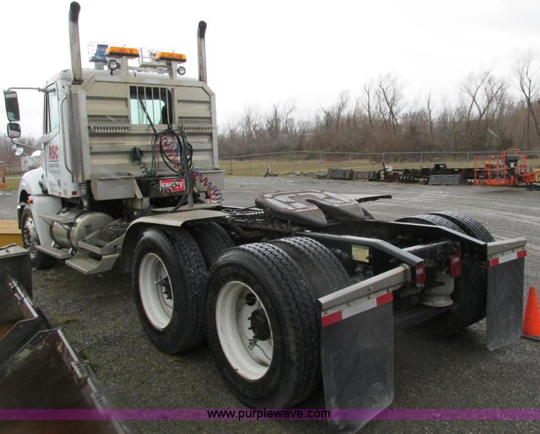 image for item F4390 2006 Freightliner Columbia semi truck