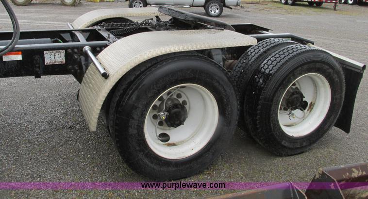 image for item F4390 2006 Freightliner Columbia semi truck