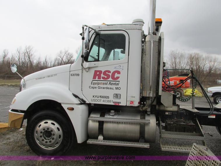 image for item F4390 2006 Freightliner Columbia semi truck