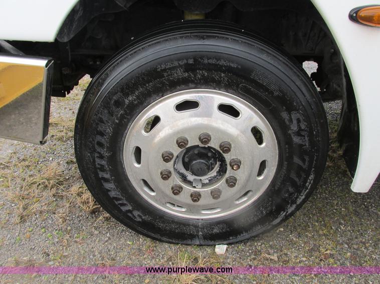 image for item F4390 2006 Freightliner Columbia semi truck