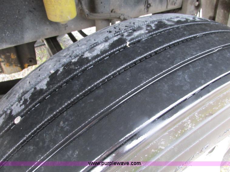 image for item F4390 2006 Freightliner Columbia semi truck