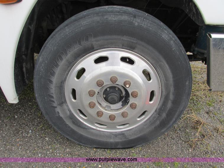 image for item F4390 2006 Freightliner Columbia semi truck