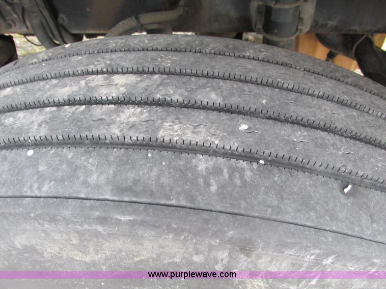 image for item F4390 2006 Freightliner Columbia semi truck