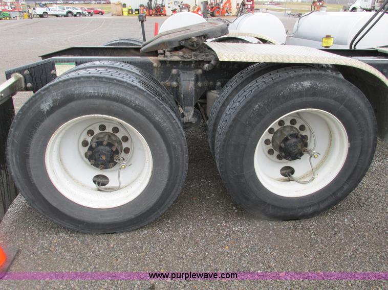 image for item F4390 2006 Freightliner Columbia semi truck