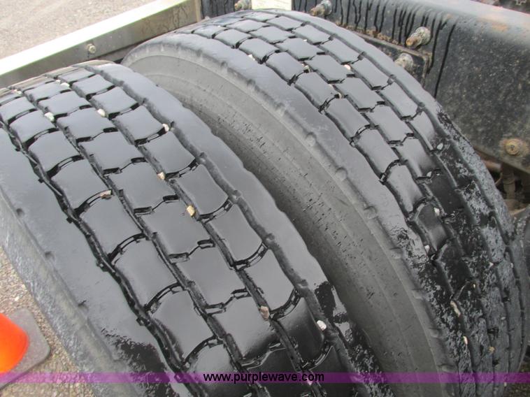 image for item F4390 2006 Freightliner Columbia semi truck