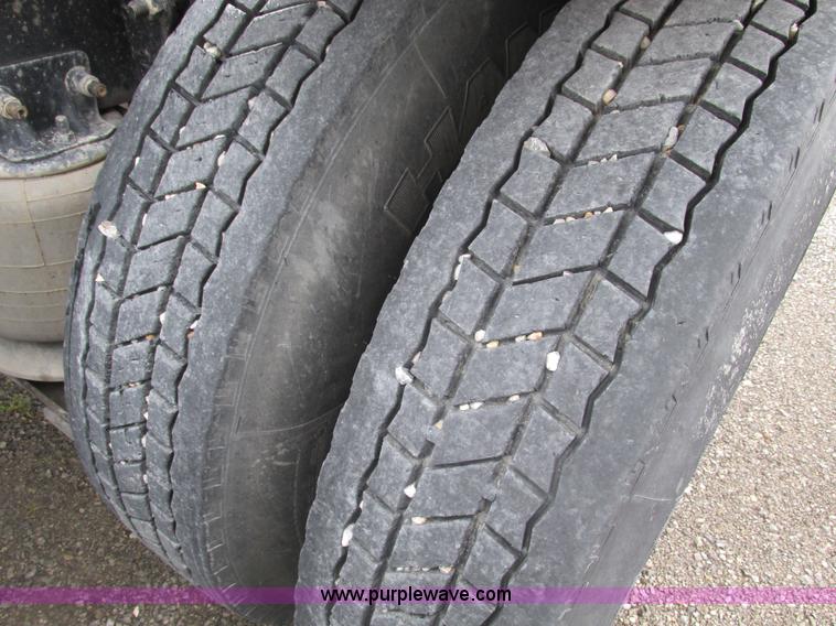 image for item F4390 2006 Freightliner Columbia semi truck