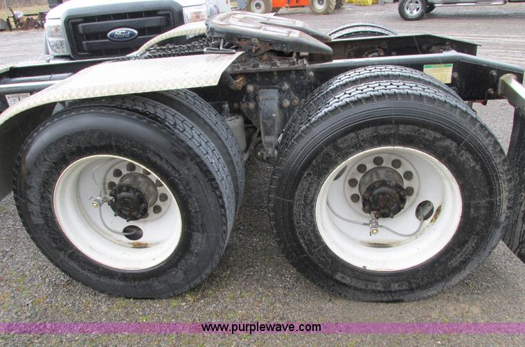 image for item F4390 2006 Freightliner Columbia semi truck