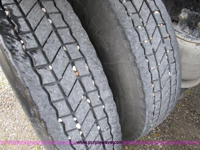 image for item F4390 2006 Freightliner Columbia semi truck