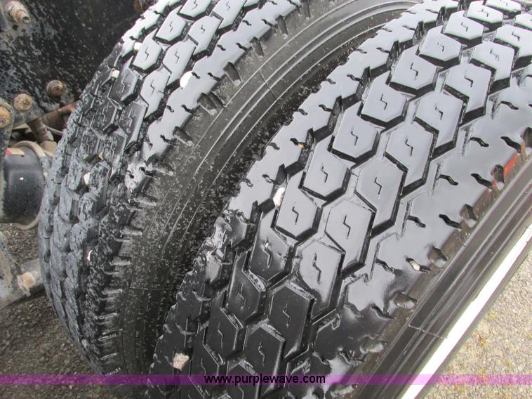 image for item F4390 2006 Freightliner Columbia semi truck