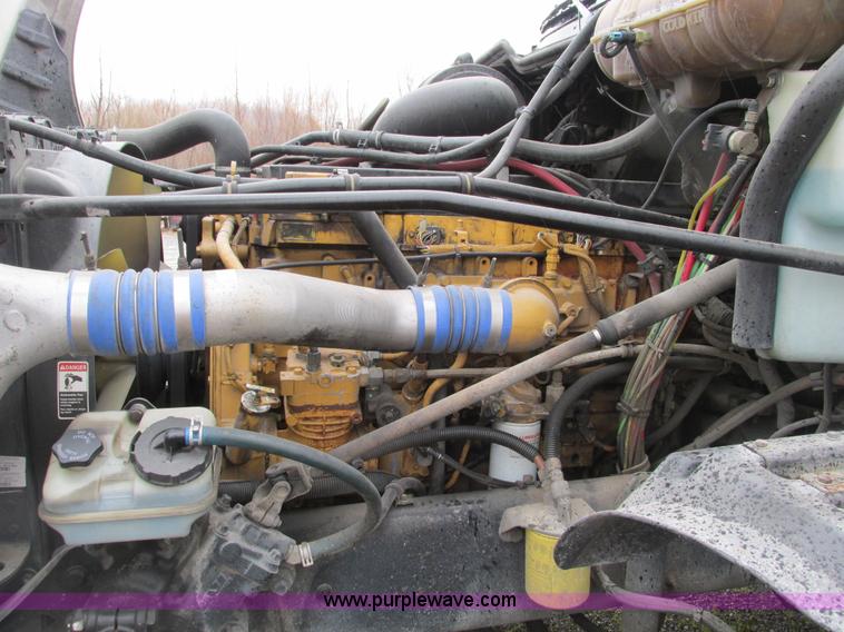 image for item F4390 2006 Freightliner Columbia semi truck