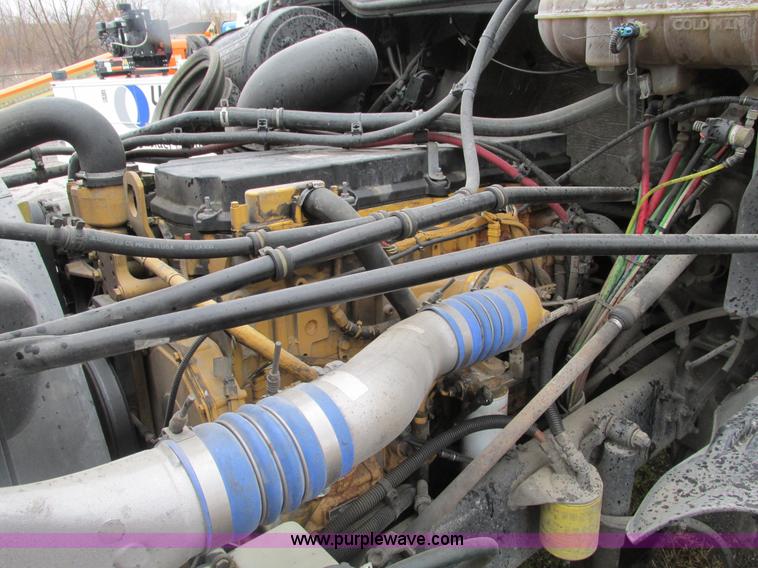 image for item F4390 2006 Freightliner Columbia semi truck