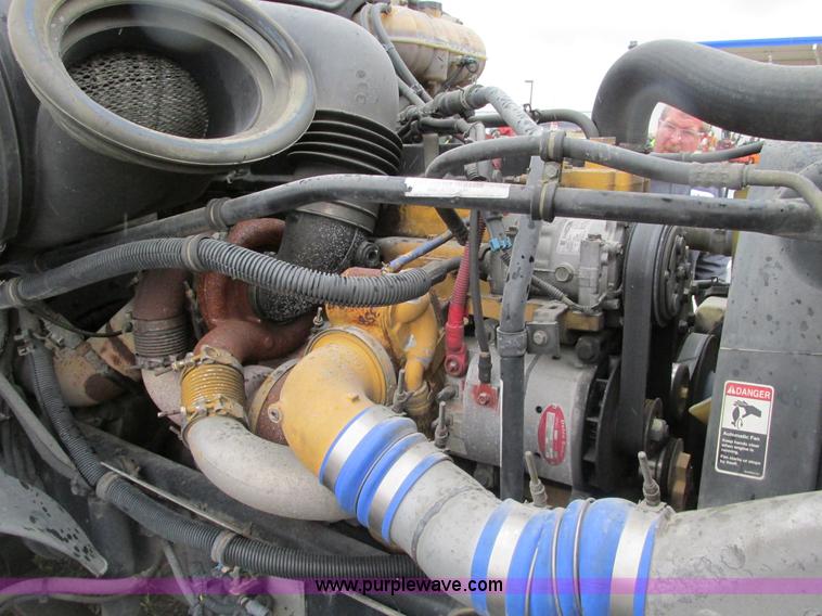 image for item F4390 2006 Freightliner Columbia semi truck