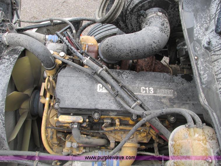 image for item F4390 2006 Freightliner Columbia semi truck