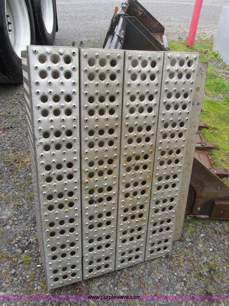 image for item F4390 2006 Freightliner Columbia semi truck