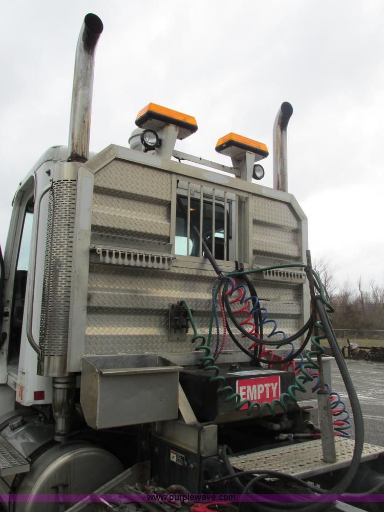 image for item F4390 2006 Freightliner Columbia semi truck