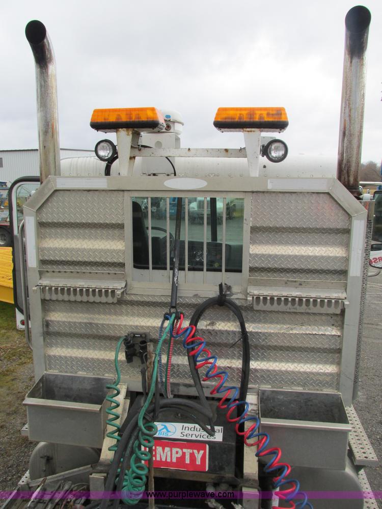 image for item F4390 2006 Freightliner Columbia semi truck