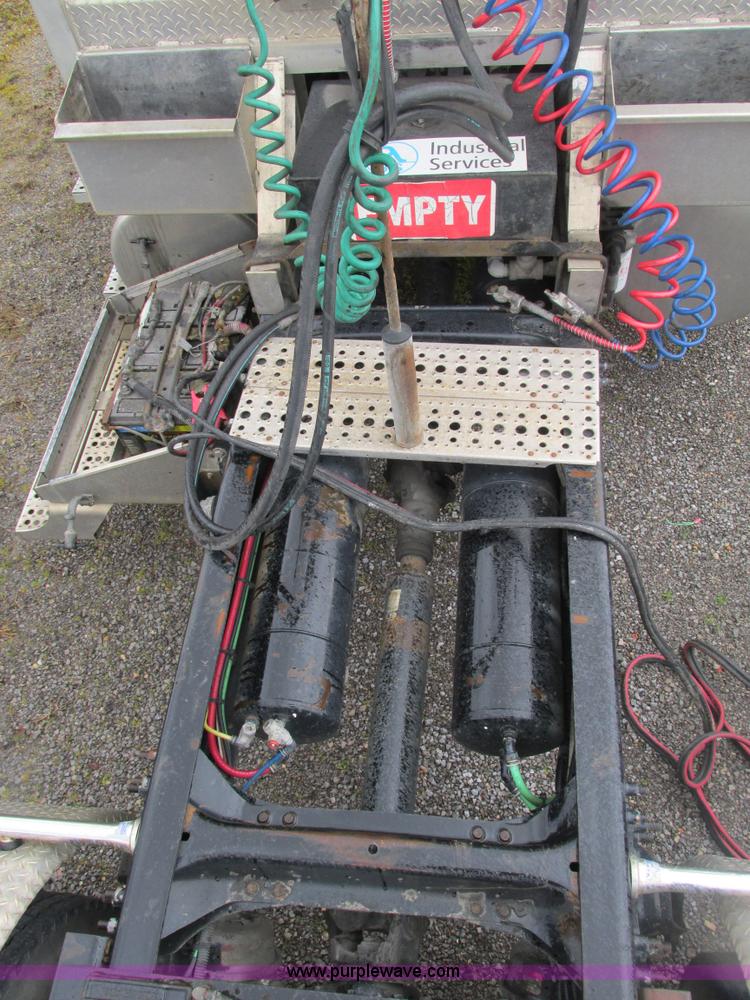 image for item F4390 2006 Freightliner Columbia semi truck