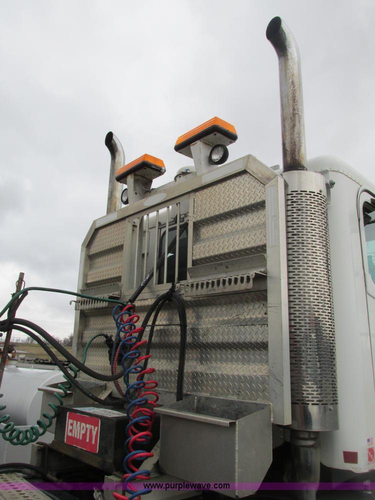 image for item F4390 2006 Freightliner Columbia semi truck