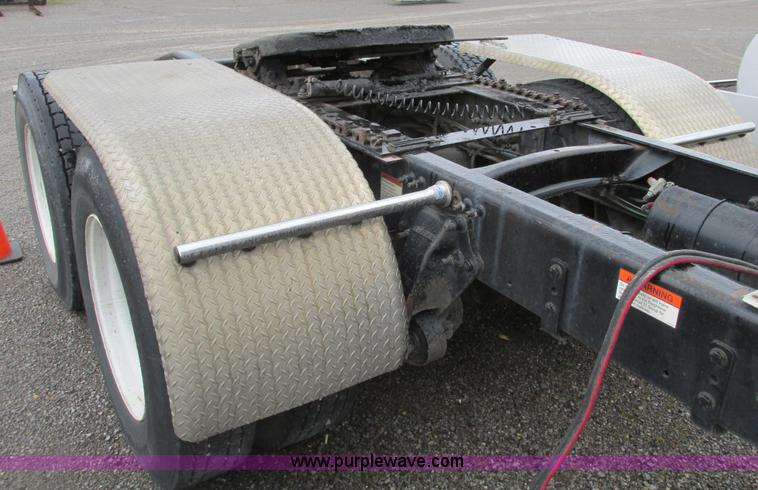 image for item F4390 2006 Freightliner Columbia semi truck