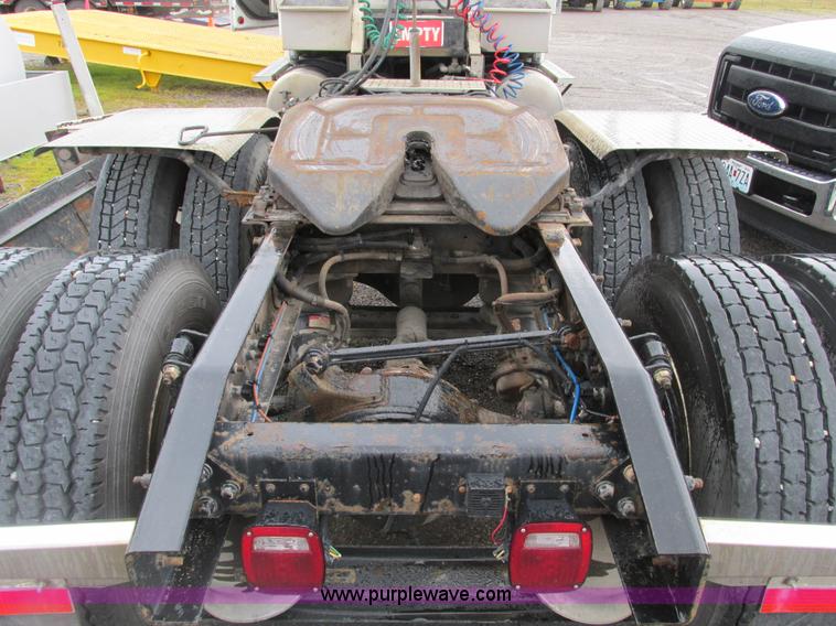 image for item F4390 2006 Freightliner Columbia semi truck