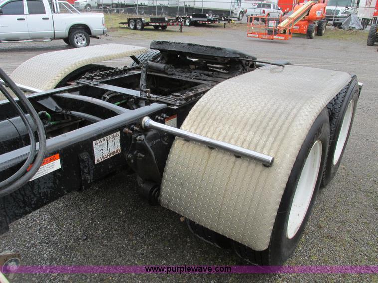 image for item F4390 2006 Freightliner Columbia semi truck