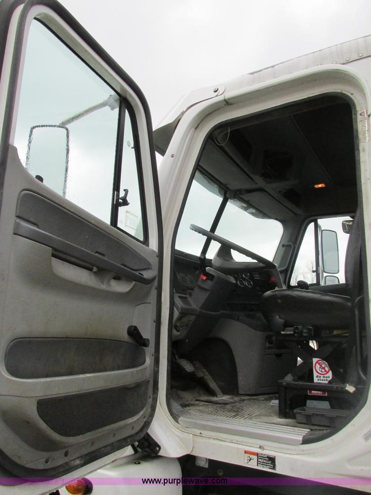 image for item F4390 2006 Freightliner Columbia semi truck