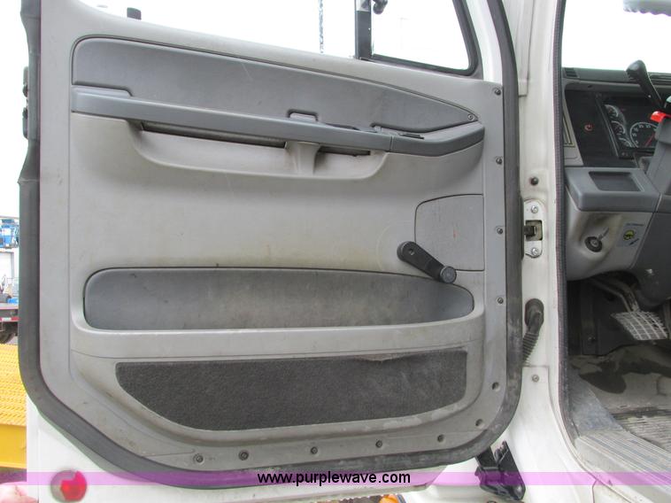 image for item F4390 2006 Freightliner Columbia semi truck