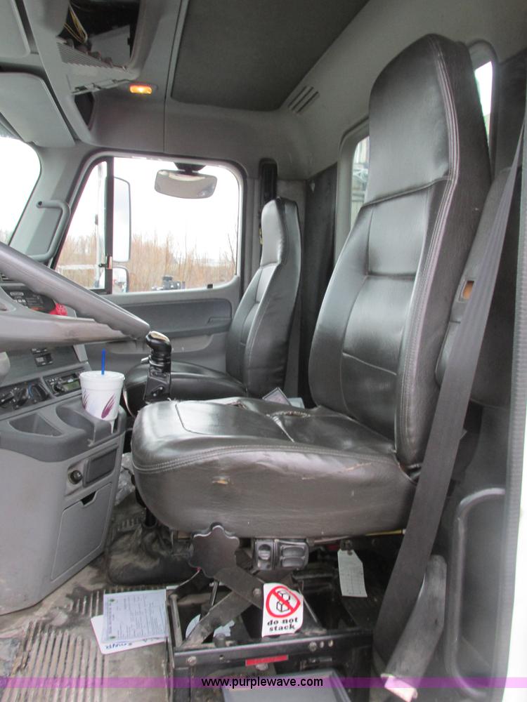 image for item F4390 2006 Freightliner Columbia semi truck