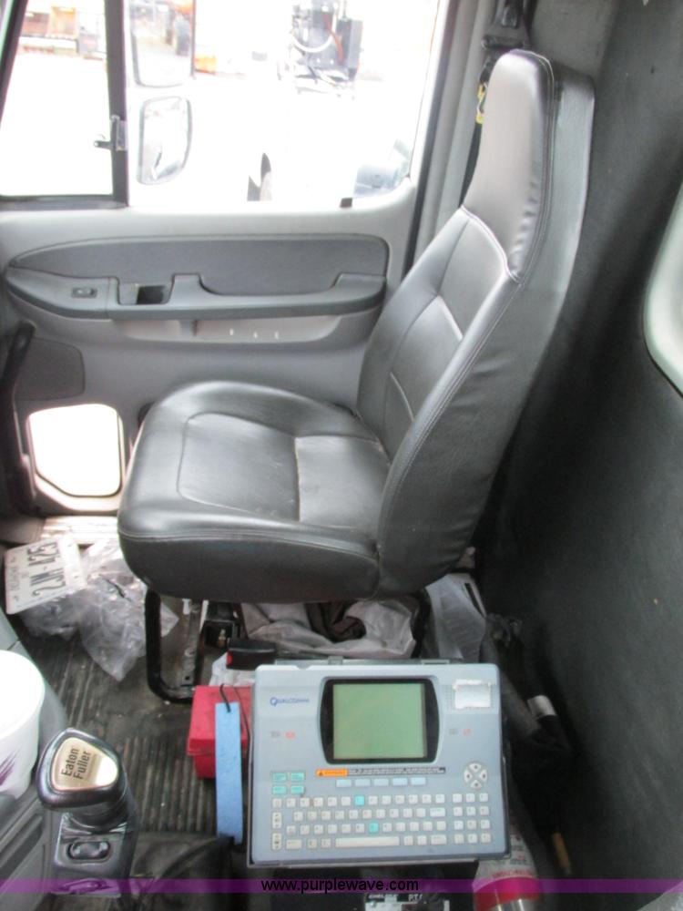 image for item F4390 2006 Freightliner Columbia semi truck