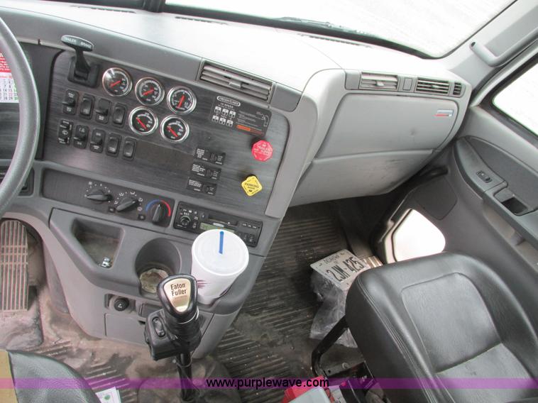 image for item F4390 2006 Freightliner Columbia semi truck