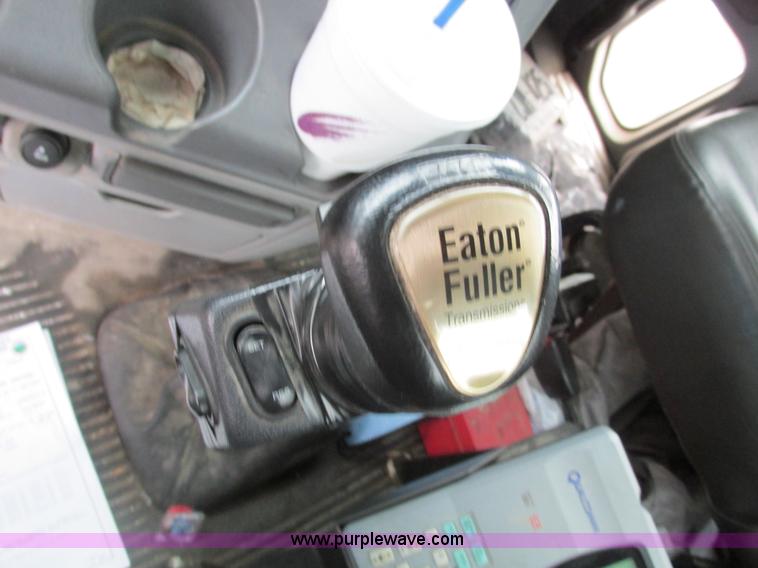 image for item F4390 2006 Freightliner Columbia semi truck