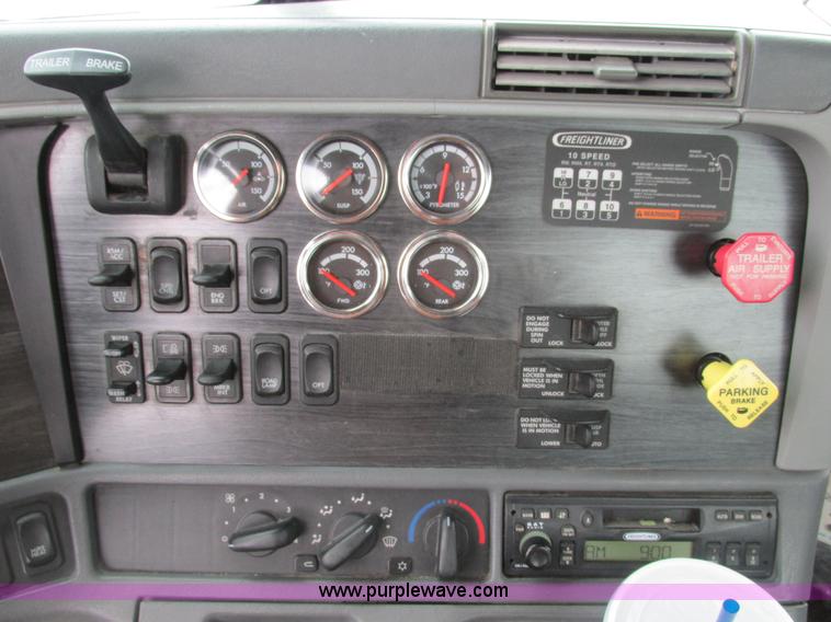 image for item F4390 2006 Freightliner Columbia semi truck