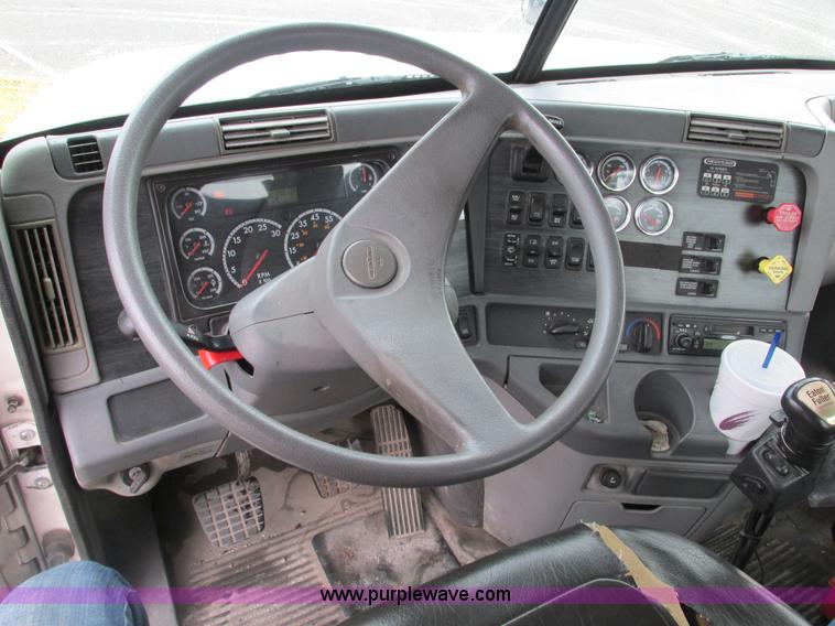 image for item F4390 2006 Freightliner Columbia semi truck