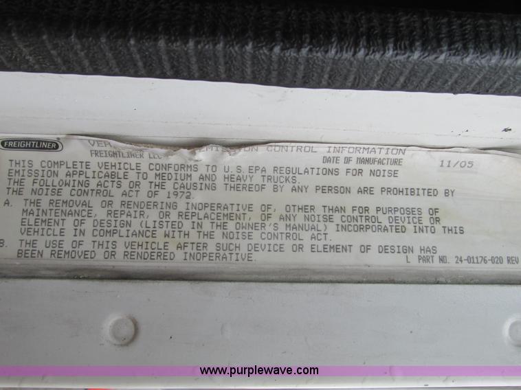 image for item F4390 2006 Freightliner Columbia semi truck