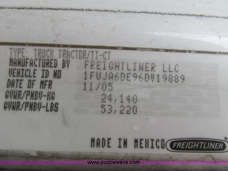 image for item F4390 2006 Freightliner Columbia semi truck