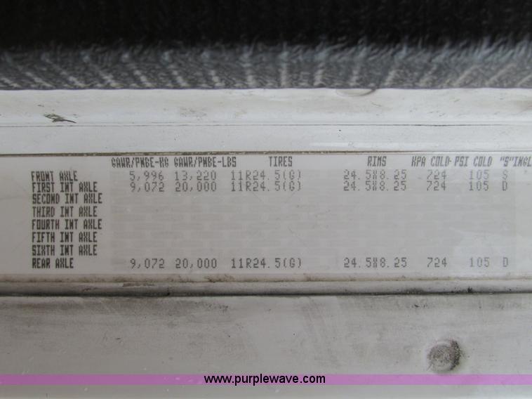 image for item F4390 2006 Freightliner Columbia semi truck