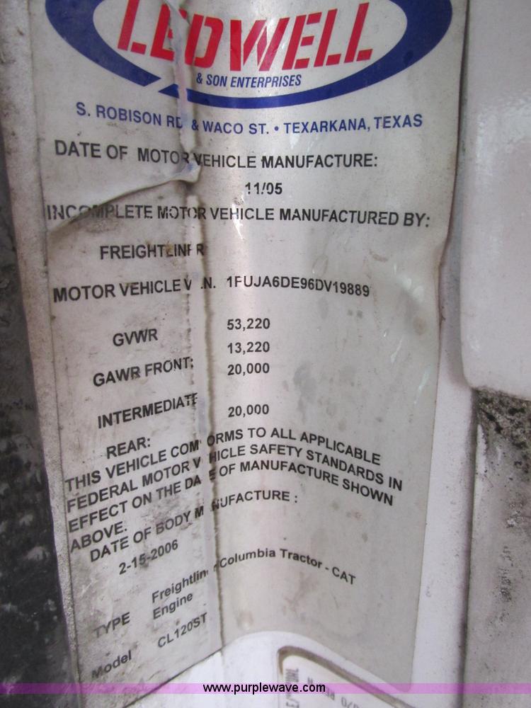 image for item F4390 2006 Freightliner Columbia semi truck