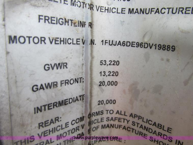 image for item F4390 2006 Freightliner Columbia semi truck